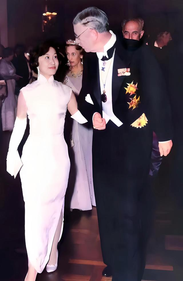 杜致礼有多美？1950年，与杨振宁结婚照，那年她23岁，跟翁帆很像
