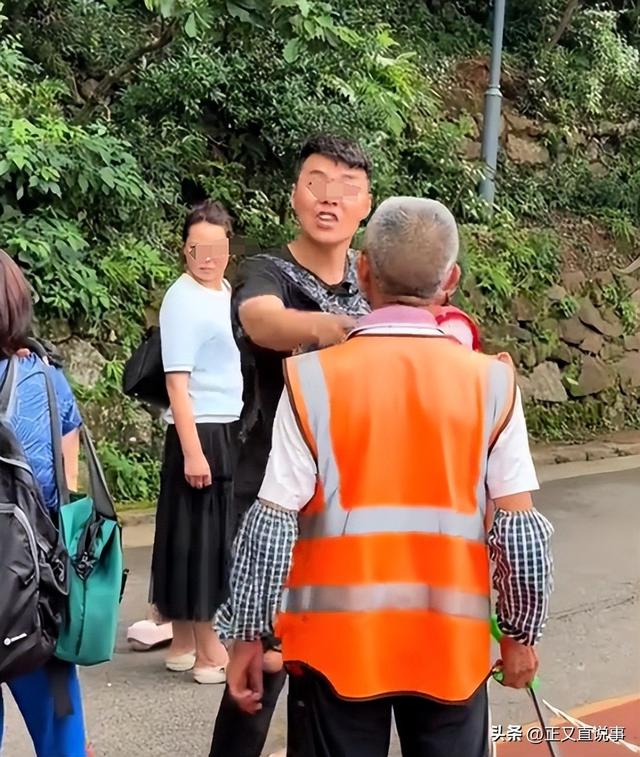 你打猴我打你！小伙威胁景区大爷，身份曝光被骂惨，景区力挺大爷