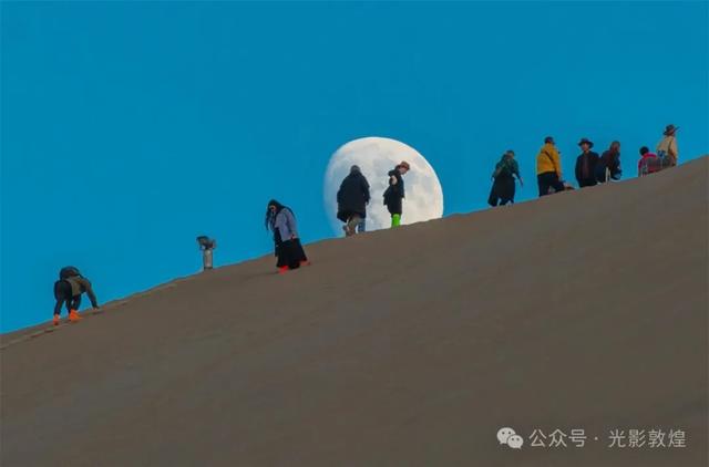 甘肃敦煌:深秋时节大漠秋景醉游人