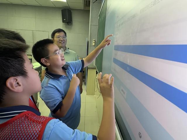 厦门市演武小学科学小记者团率先开展“知识就是力量科普增值服务AI智能体平台”应用培训