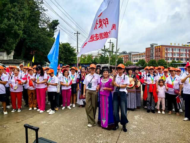 踏进避暑胜地 畅游山水龙滩——镇宁县龙滩村民族文化旅游活动纪实
