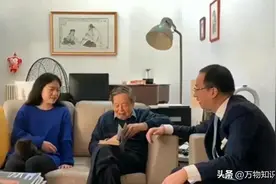 2024年，102岁杨振宁在北京家中留影，头发变黑了，翁帆身体发福图片