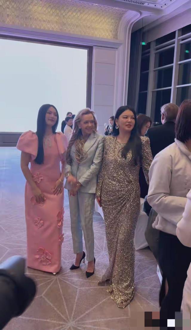 李湘一家现身哈尔滨参加聚会，李湘瘦出小蛮腰，何超琼也去了