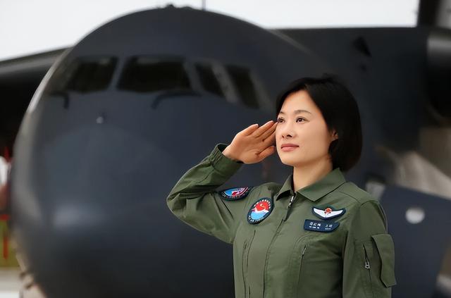 阅兵女机长身份曝光！私生活被扒牺牲太大，老公不简单，央视点名