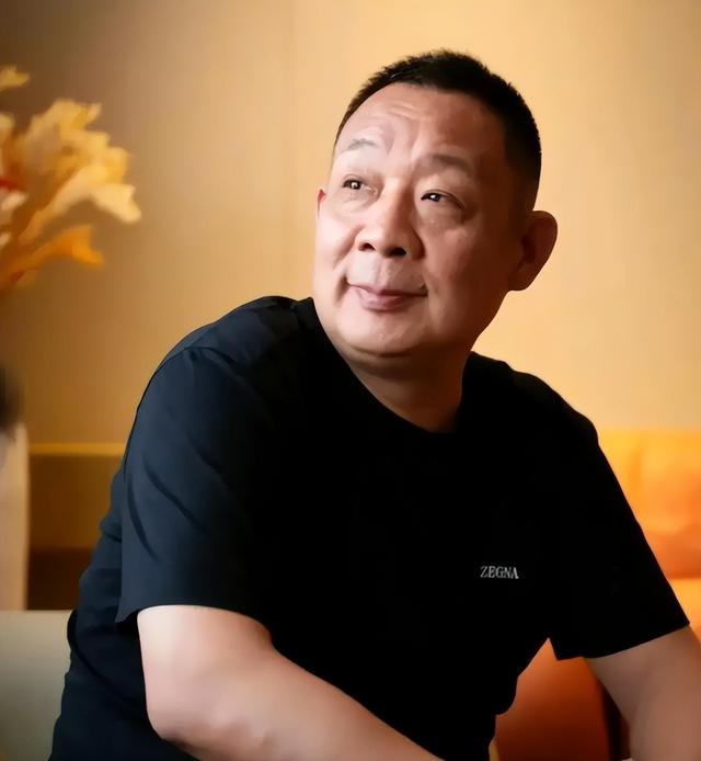 官媒发文，高调官宣32岁董宇辉喜讯，全网恭喜，终于等到这一天