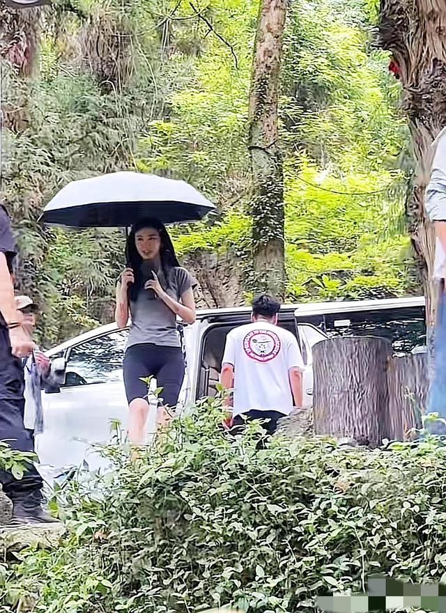 36岁景甜现身公园拍戏，皮肤白皙身材曲线明显，紧身裤更是加分项