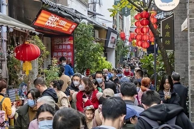 门票打折车票降价，国庆8天假，为啥旅游的年轻人却一年比一年少