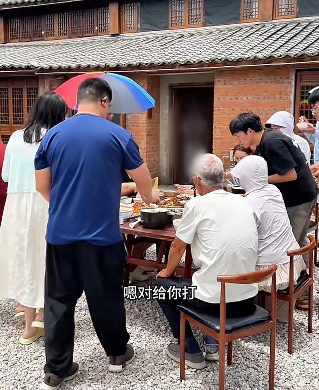 小凤吃饭金哥帮她打伞，婆婆看不下去把伞拿走，评论区炸锅了！