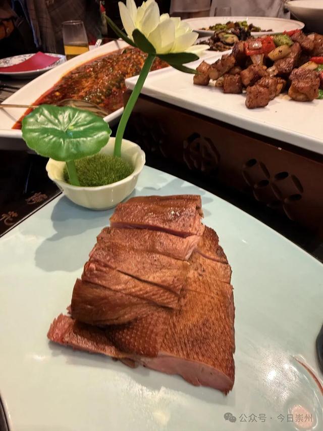 来正东街，尝枇杷茶煮的五花肉......