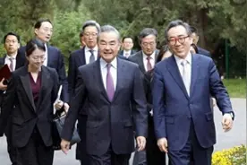 韩政坛洗牌，尹锡悦开始自救，外长访华时7次谈2字，王毅把话挑明图片
