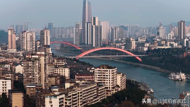 四川近期成为焦点的四线城市，坐拥12所高校，还堆着多处免费景点