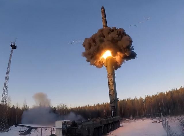 轰隆一声巨响，核导弹爆炸，俄军再次让普京失望	，对美国底牌没了