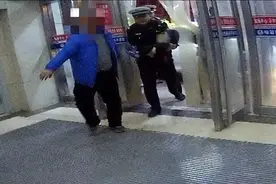 男童休克，衡水交警“狂飙”开道，接力救助图片