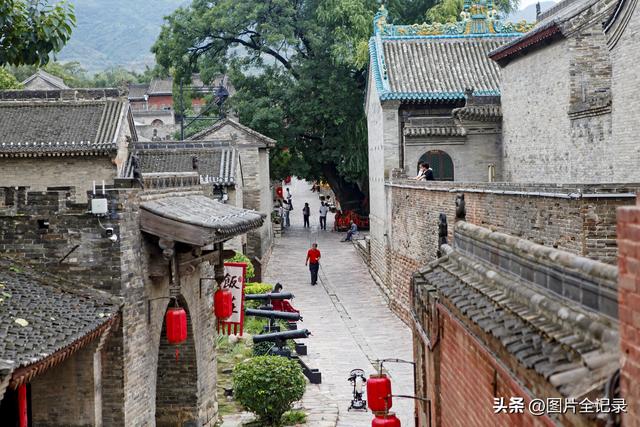 山西介休：张壁古堡暑期旅游升温