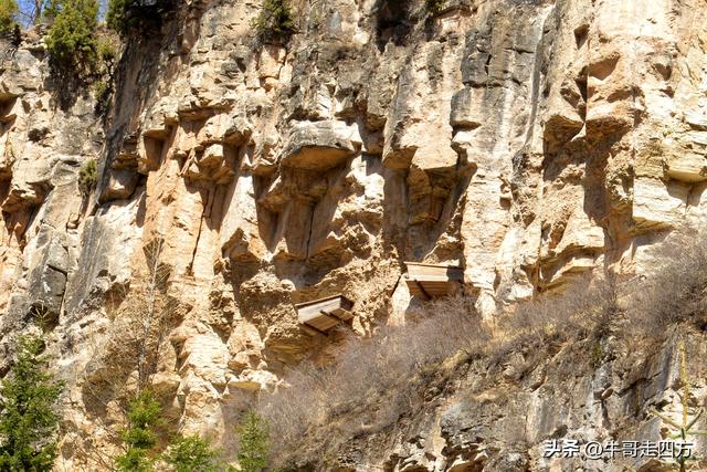 山西宁武石门悬棺：万仞崖龛藏古柩、千年石棺映翠岚