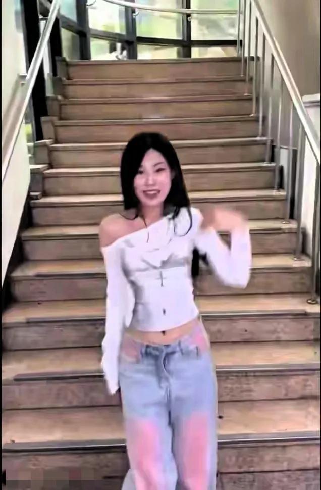 小沈阳爱女沈佳润 神仙颜值精致脸庞 娱乐圈里被誉为最美的女神