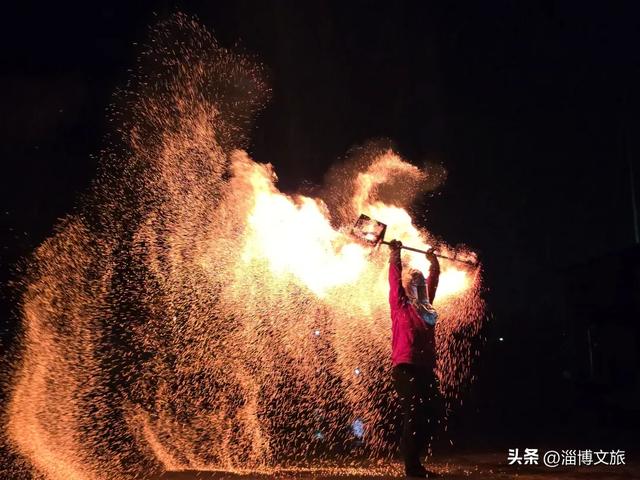 雨天也挡不住！国庆假期，淄博又火了！还上了央视~