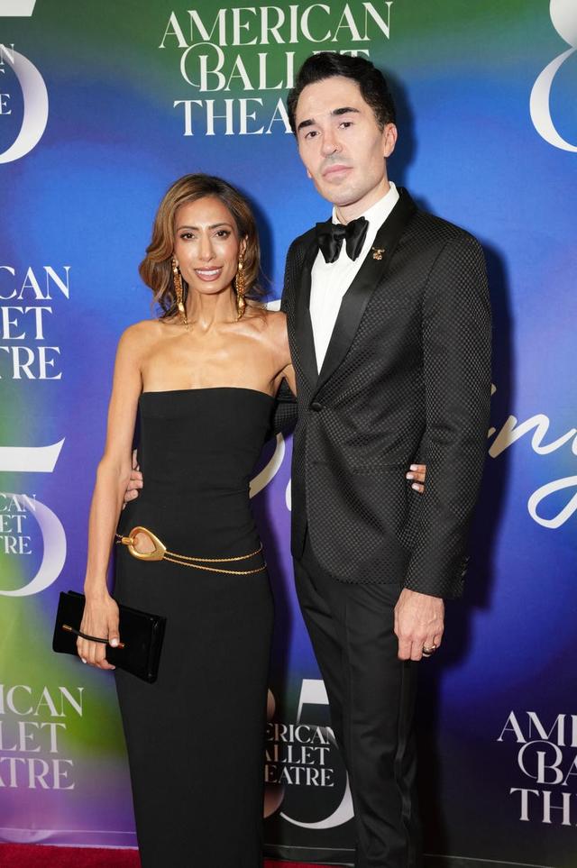 现实盖茨比！他到处发钱，捐几千万后突然死亡，才发现钱是偷的？