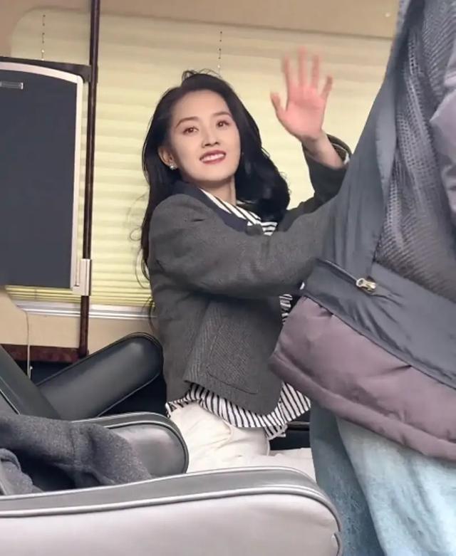 “短剧女王”郭宇欣真实颜值曝光，方脸龅牙大粗腿，26岁模样成熟