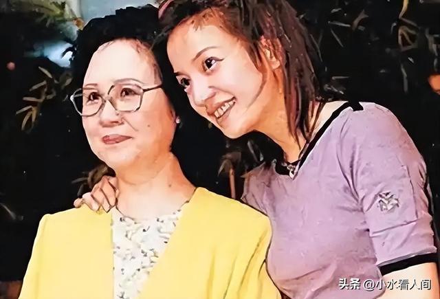 落地凤凰不如鸡！赵薇回老家探亲，全副武装包裹，不敢露脸怕见人