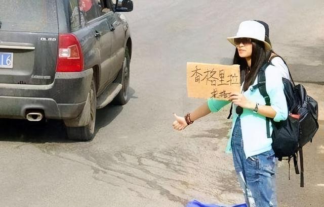 川藏线上的“穷游女”，路边举牌子写着“求RB”，是什么意思？