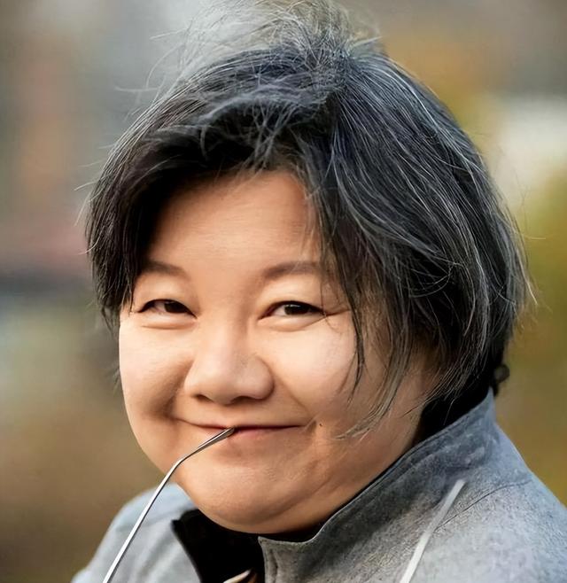 陈凯歌前妻洪晃晒京郊院子，空地上百平，爱马仕被她拍出廉价感