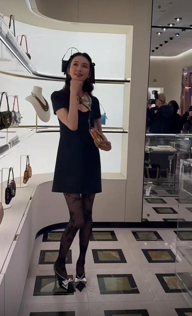 用力过猛！51岁林志玲打扮“日系”现身上海，网友：又老又年轻