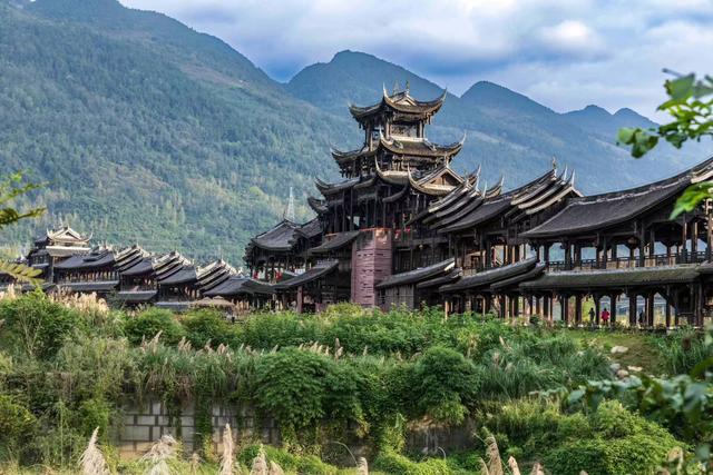 酉阳濯水：在飞檐与云雾间，撞见千年的烟火