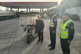 太危险！老大爷驾驶三轮车上了高速图片