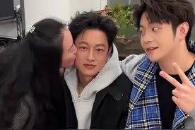 儿子在家“爆改”50多岁老爸，改完后妈妈忍不住直接亲了上去图片