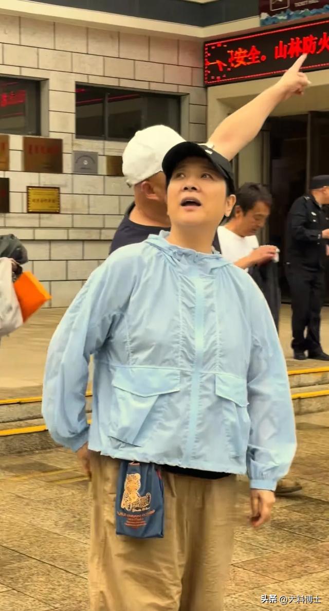 57岁陈小艺现身太白山景区，身材臃肿与大妈无异，素颜沧桑显老态