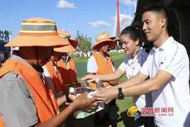 为户外工作者撑起一片“清凉”图片