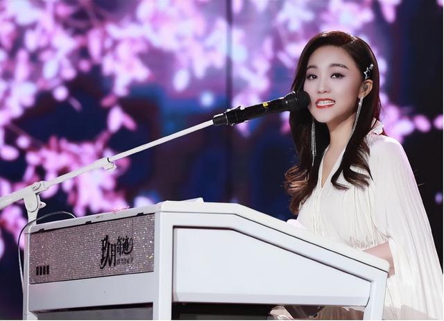 离婚7年，高调参加阅兵礼的王小玮，早已是王小海高攀不起的存在