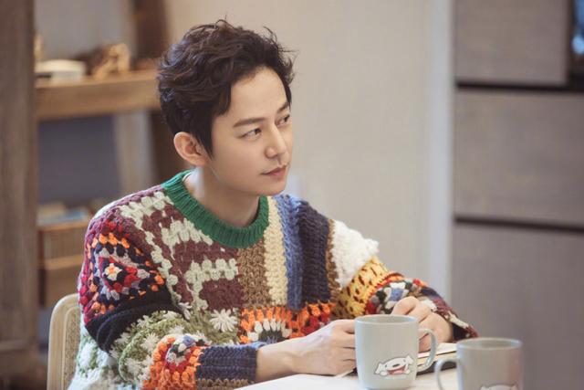 51岁主持人何炅：无妻无女、与保姆相伴，如今终于与自己和解