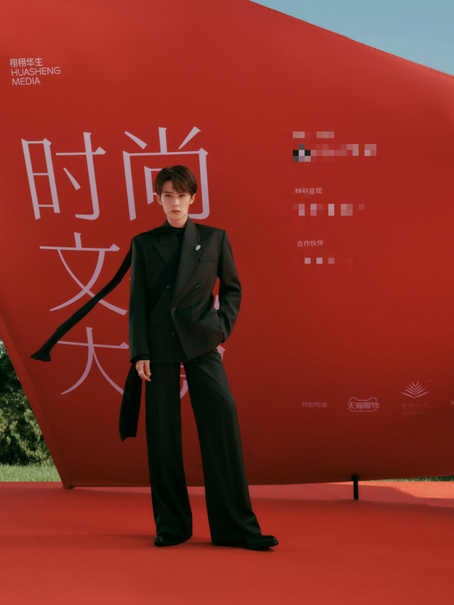 北京晚宴暴露咖位，檀健次靠边坐，刘涛董子健硬挤，C位都是大佬