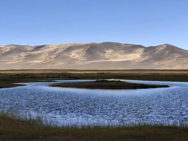 沙漠与湖泊相拥！西藏这片五彩沙丘美到犯规