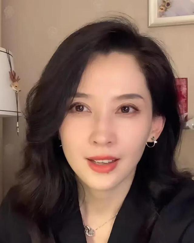 森林北分享养马日常，铲马粪修马蹄接地气，穿紧身裤三角区显尴尬