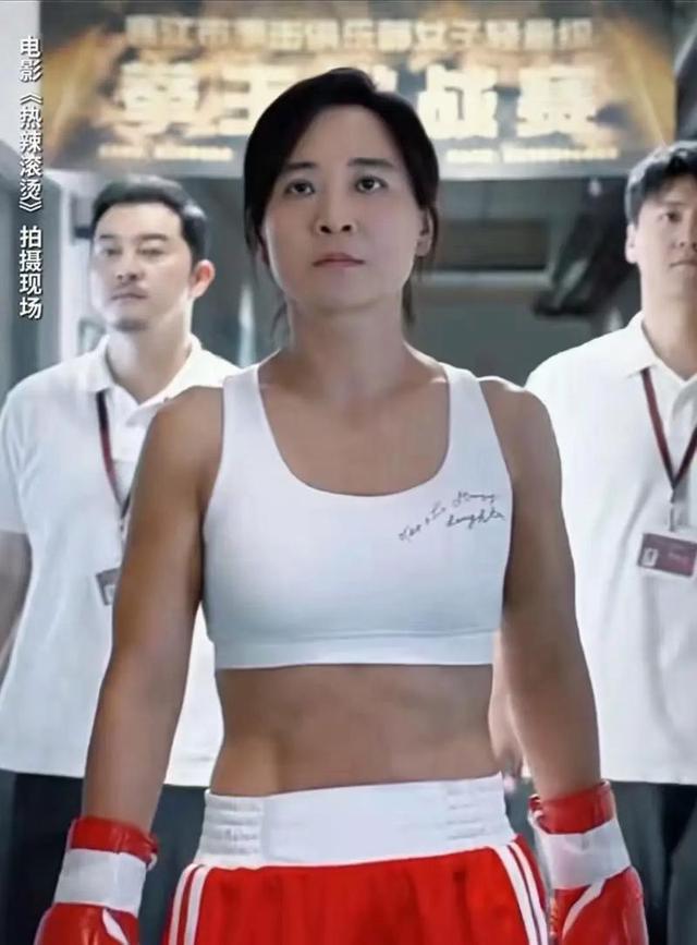 “消失”一年后，43岁的贾玲官宣喜讯，全网恭喜，终于等到这一天