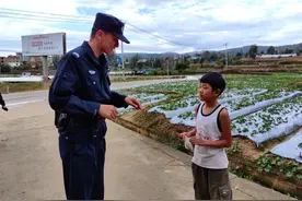 11岁男孩在村口等警察，是因为……图片
