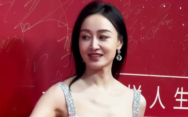 被传是陈坤儿子生母，离开央视的赵子琪	，走上了另外一条道路