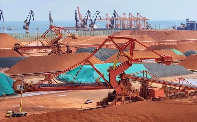 拒不认错的高市早苗，突然收到两个坏消息：中方这次动真格了