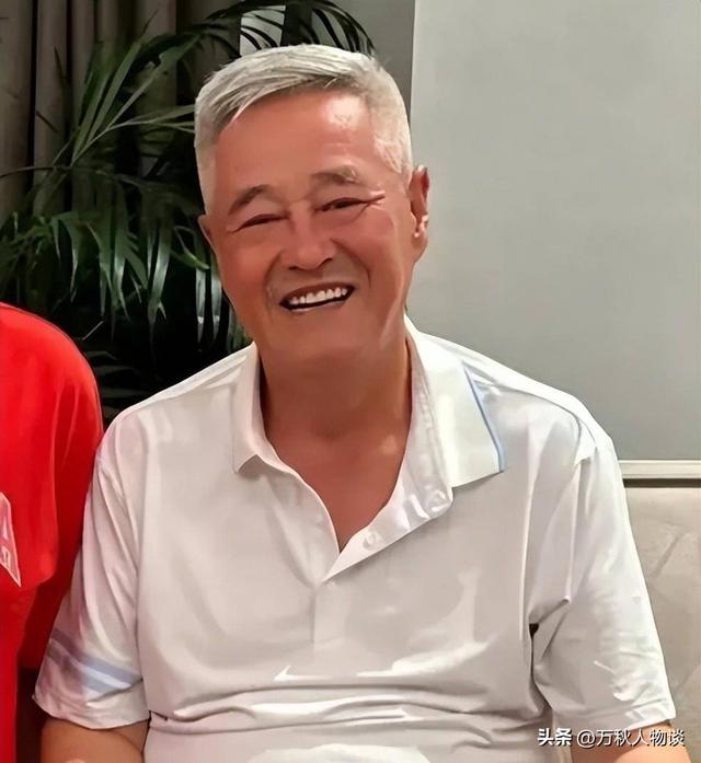 有钱有什么用?68岁赵本山近况曝光，三人打伞伺候，女儿是心头病