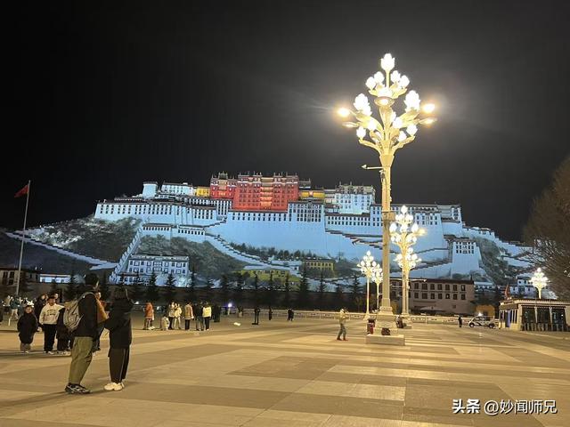 水均益泉州给女儿带娃，与前妻18年后再同框	，主动搭话对方却不理