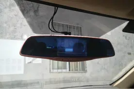 车厂都不敢减配的车内后视镜，为何却成了行车记录仪的安装支架？图片
