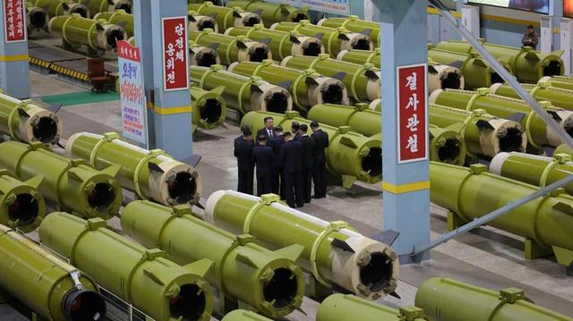 产能拉满！朝军展示火星-11导弹，俄乌战场经验正转为半岛威慑力