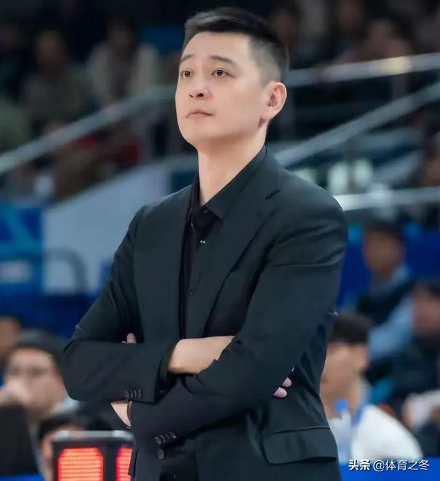 离谱!杨鸣怒喷裁判遭赶出场,威尔斯跟风领T,辽宁拱手送三连胜