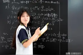 北大韦神近照曝光，弓腰低头袖口破烂引热议，网友：把姜萍嫁给他图片