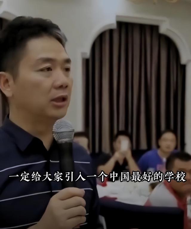 刘强东给老家送年货现场曝光	，令人恶心的一幕出现，当场被人制止