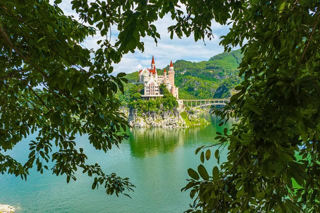 高铁穿云来!有问题,找警察“阿哥”~