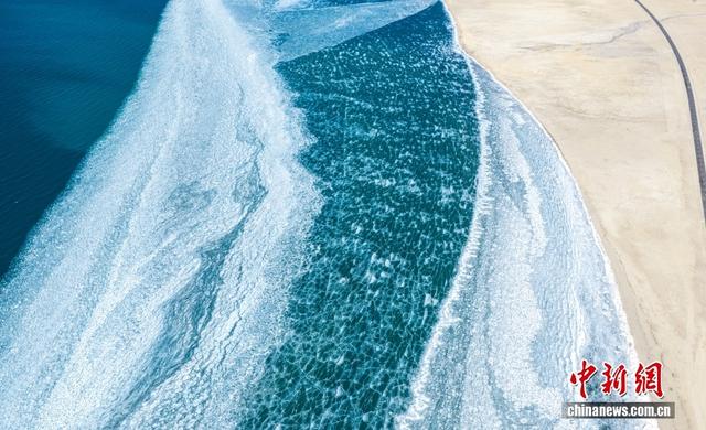 西藏山南：普莫雍措冰推似钻镶嵌蓝湖